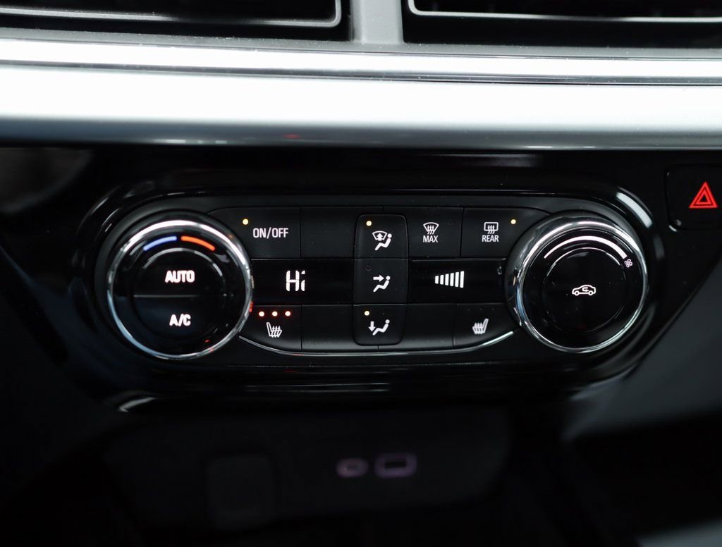 Used 2025 Chevrolet Trax LT w/ LT Convenience Package image 15