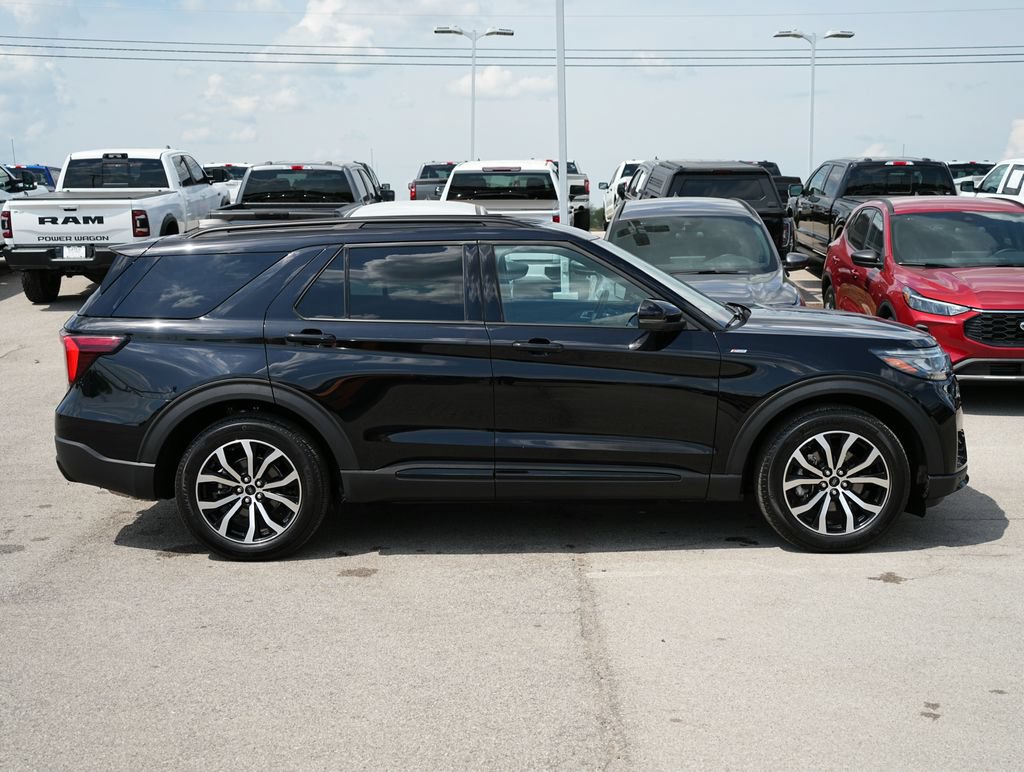 Used 2025 Ford Explorer ST-Line RWD image 4