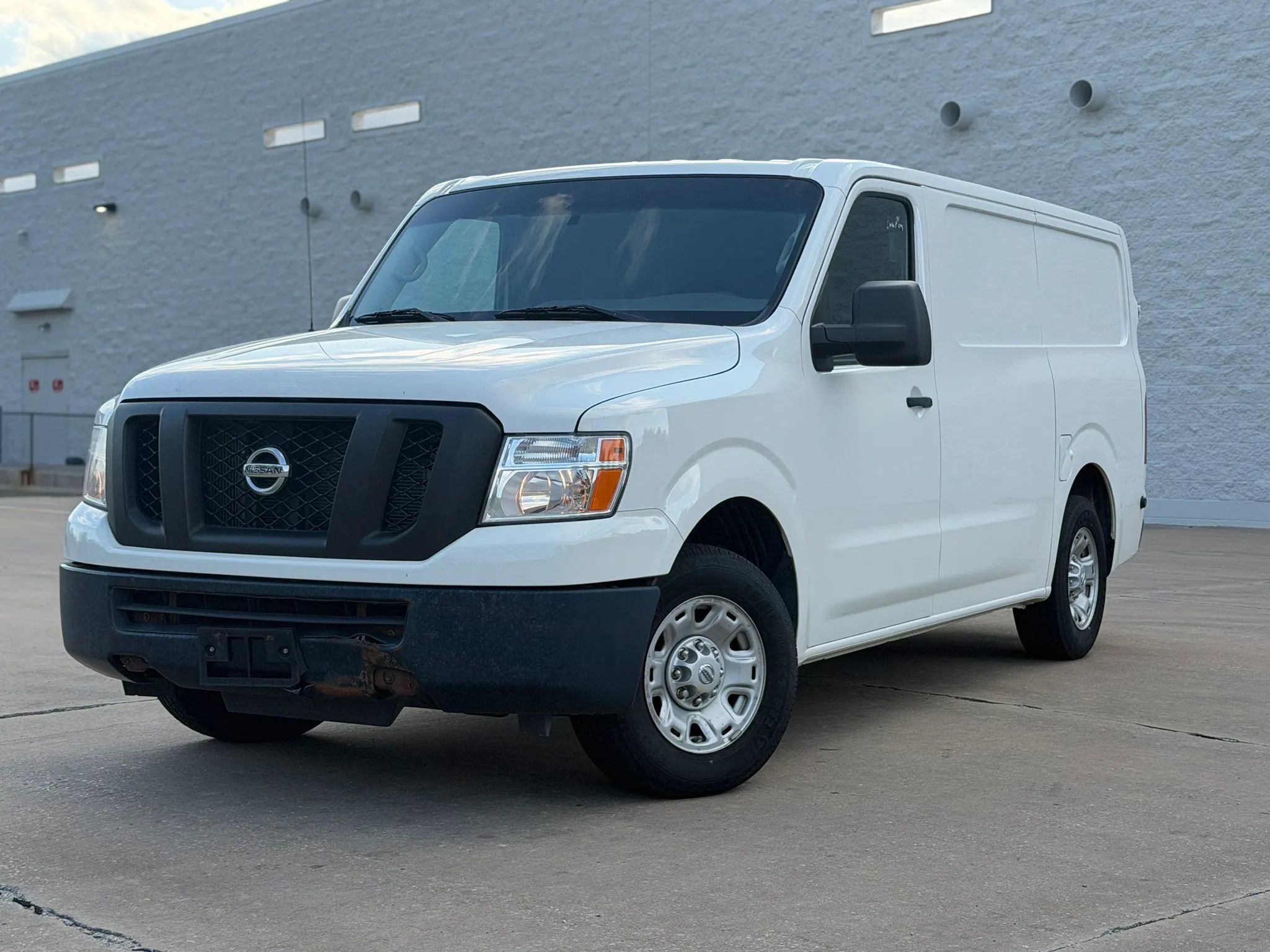 Used 2019 Nissan NV 2500 SV RWD image 1