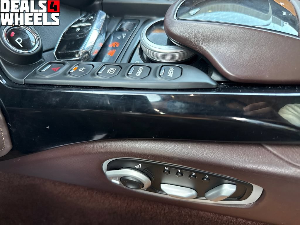 Used 2021 Aston Martin V8 Vantage Roadster RWD image 32