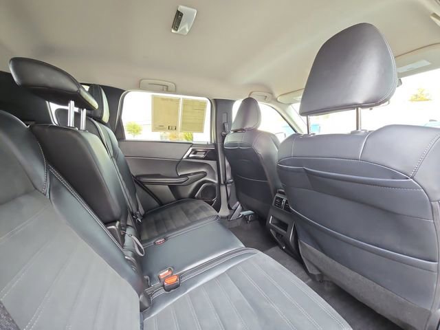 Used 2024 Mitsubishi Outlander SE image 28