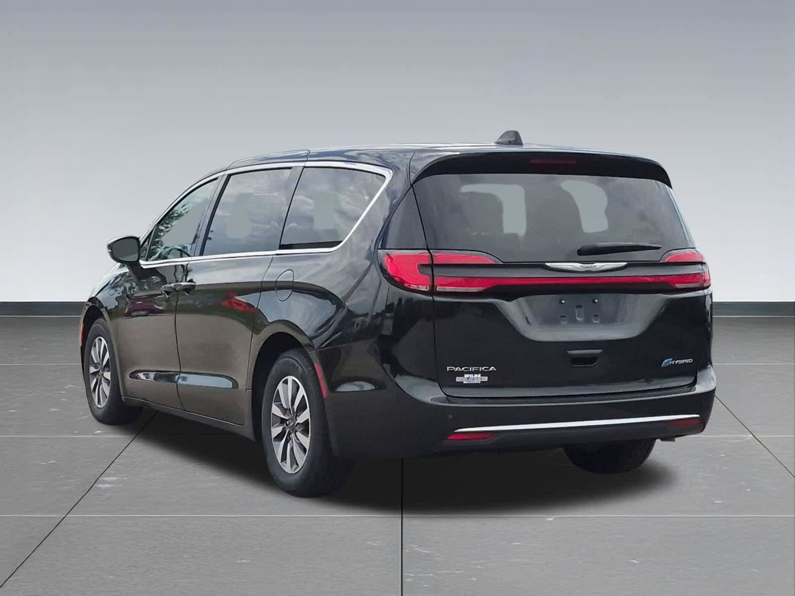 Used 2023 Chrysler Pacifica Touring-L FWD image 4