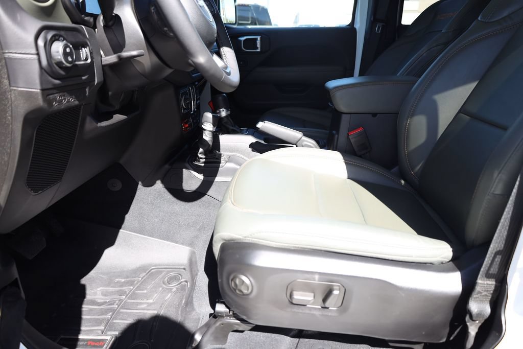 Used 2025 Jeep Gladiator Mojave w/ Convenience Group AWD/4WD image 10