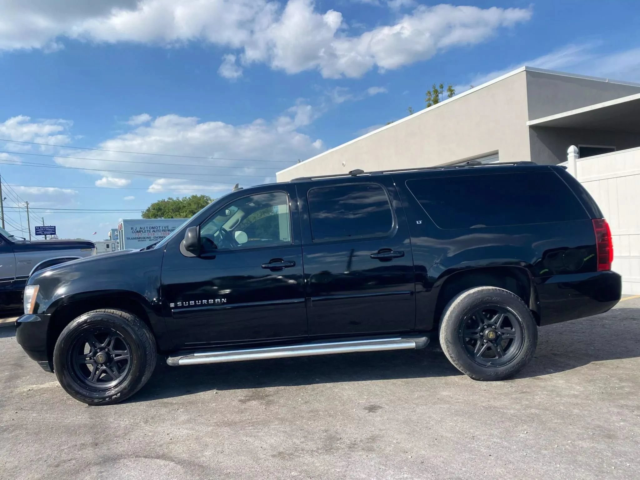 Used 2007 Chevrolet Suburban LT w/ LT Preferred Equipment Group AWD/4WD image 5