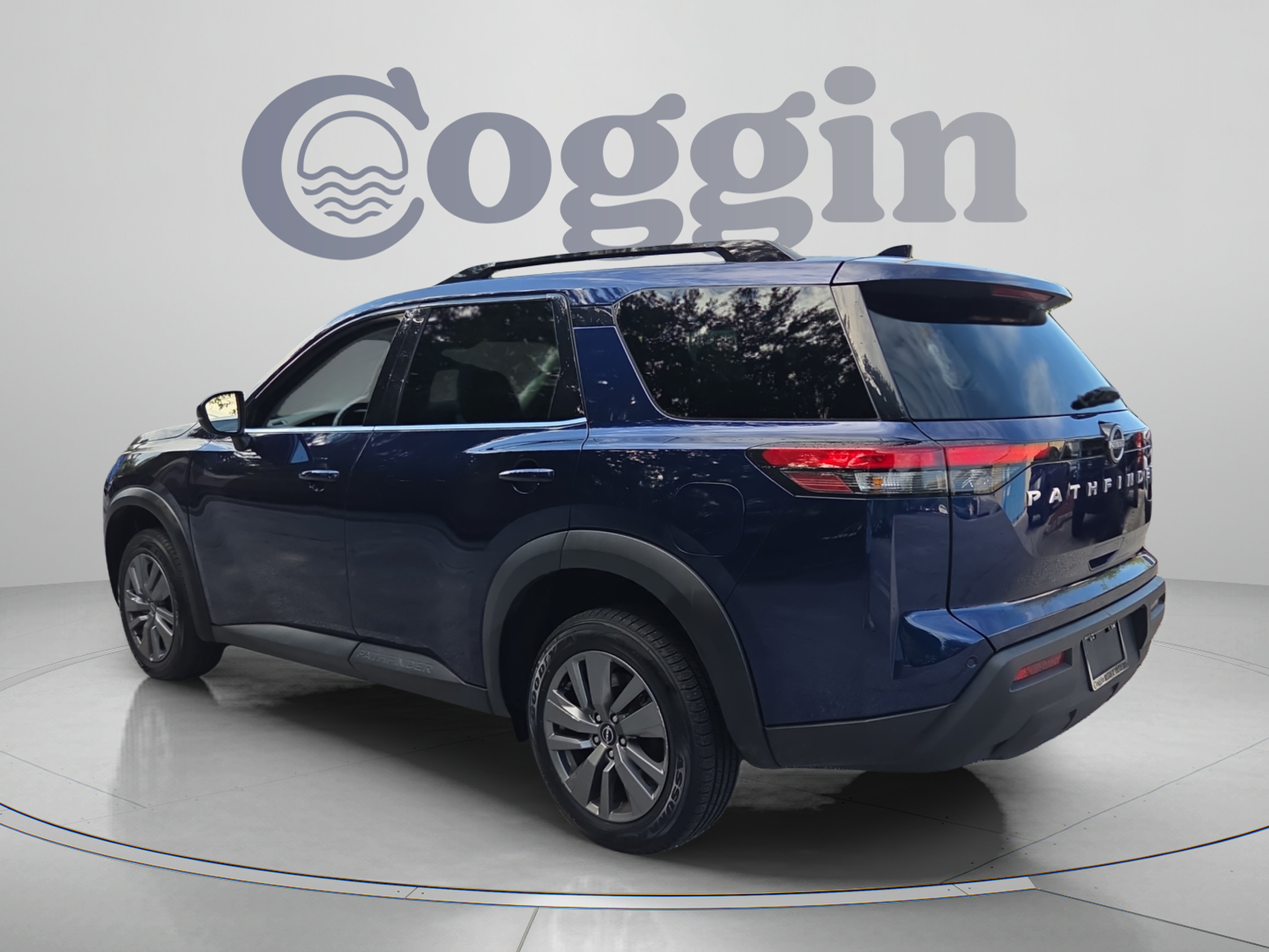 Used 2025 Nissan Pathfinder SV FWD image 3