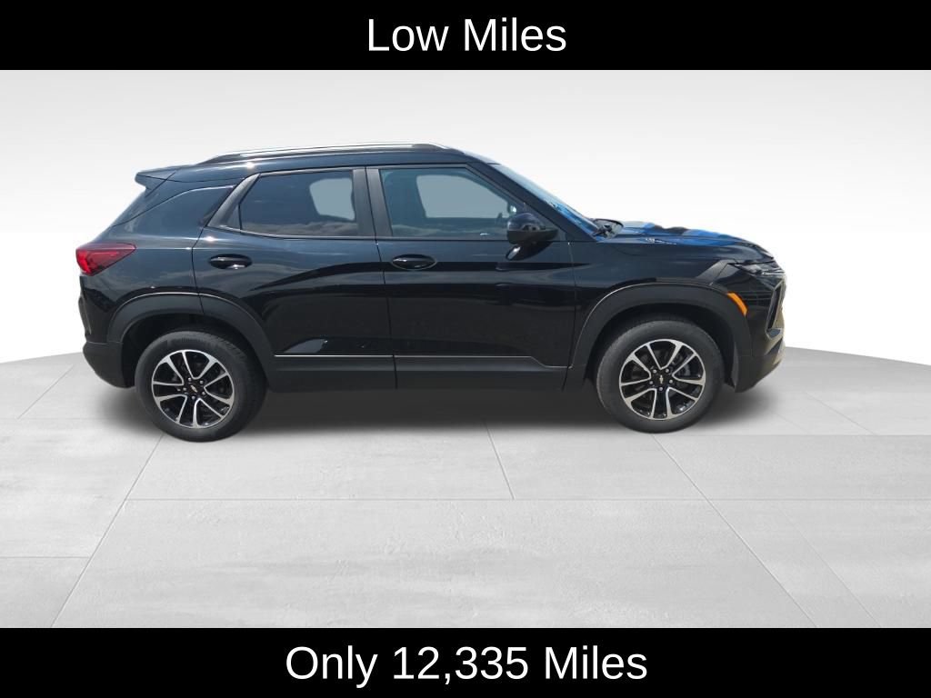 Used 2024 Chevrolet TrailBlazer LT w/ LT Cold Weather Package AWD/4WD image 2