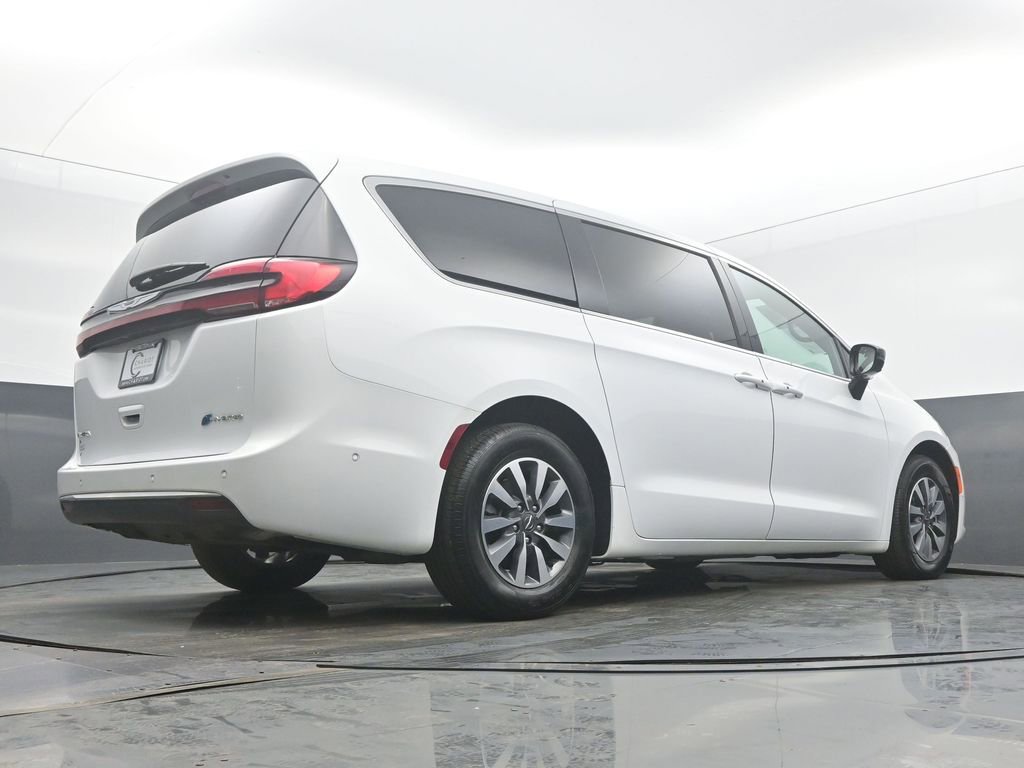 Used 2025 Chrysler Pacifica Select w/ Uconnect Theater Family Group image 51