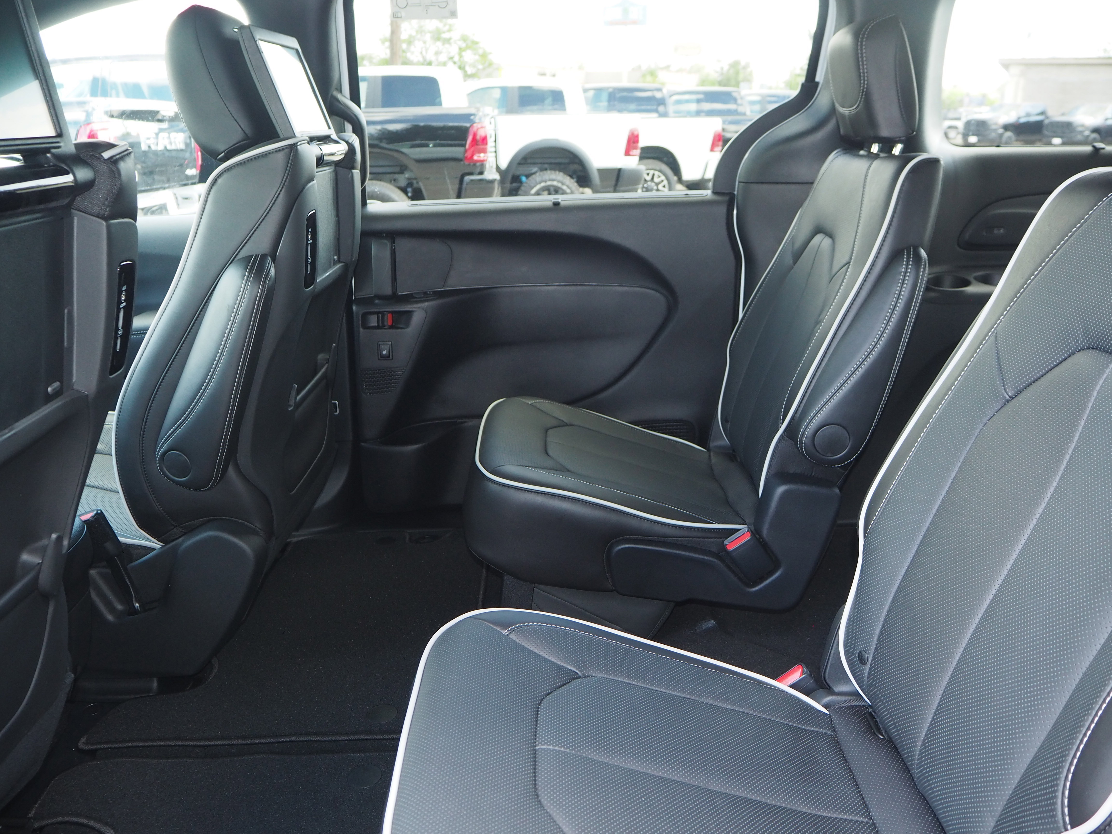 New 2026 Chrysler Pacifica Limited w/ Uconnect Theater Family Group FWD image 16
