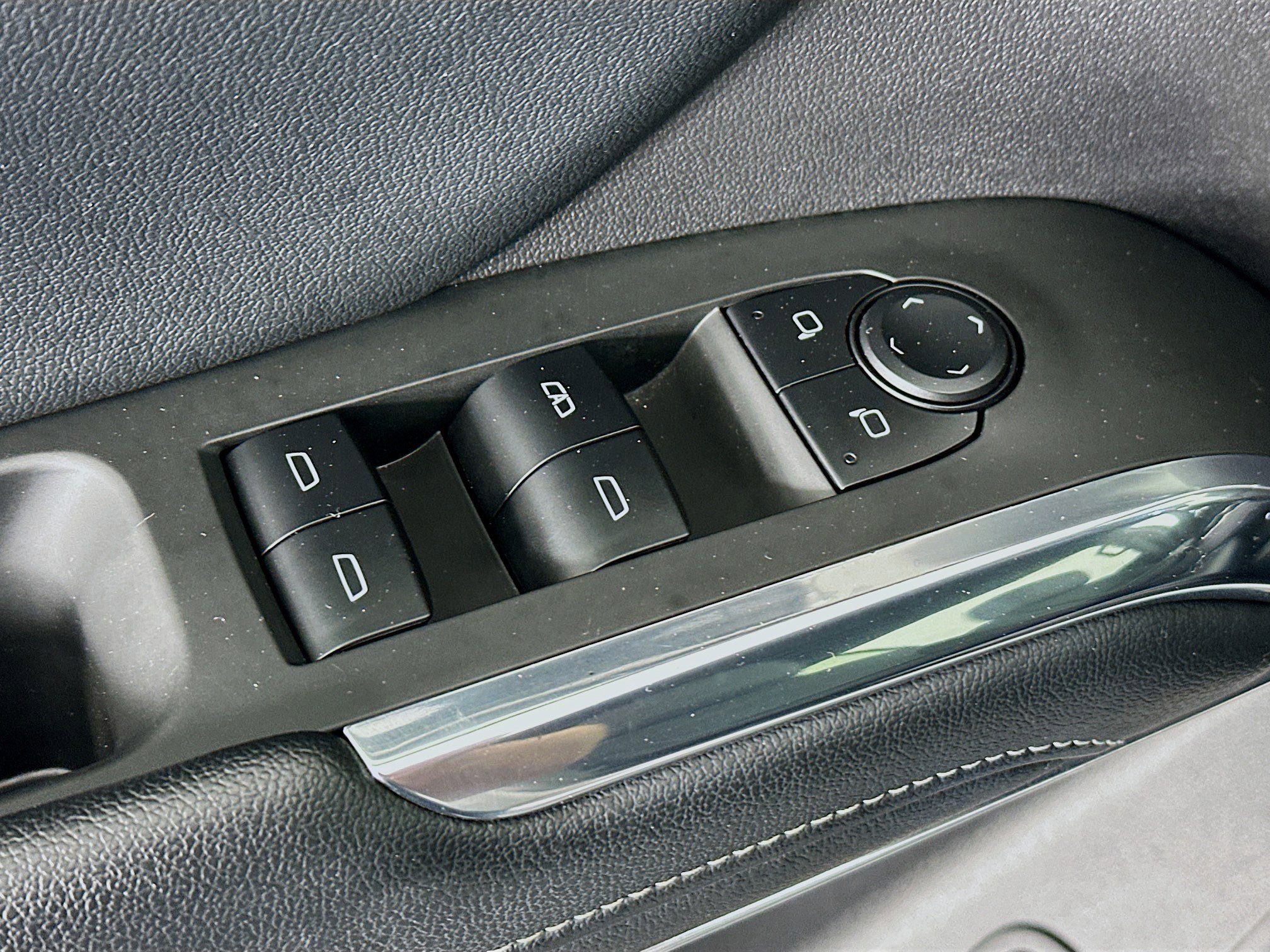 Used 2025 Chevrolet Traverse LT image 15