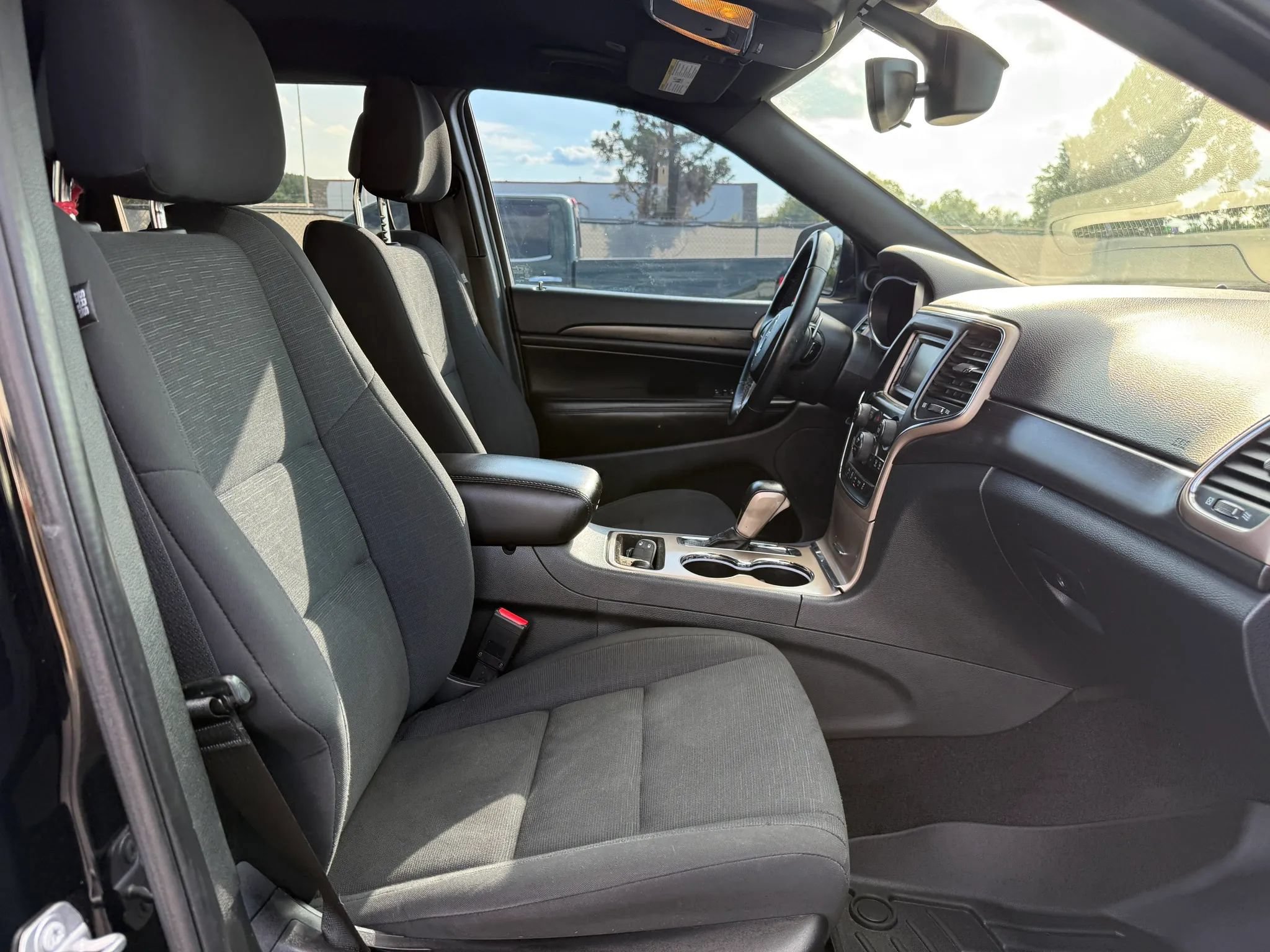 Used 2017 Jeep Grand Cherokee Laredo AWD/4WD image 18