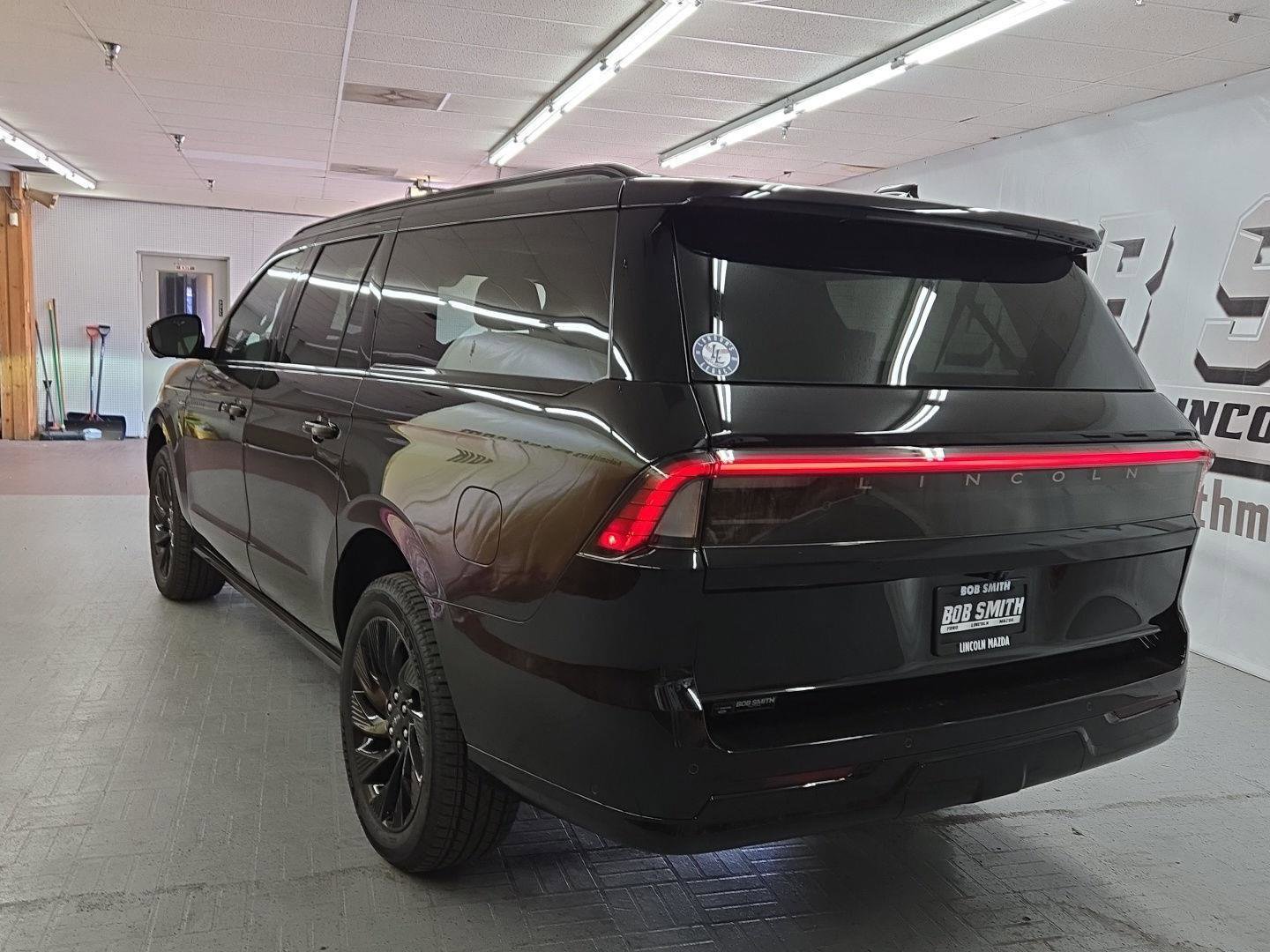 New 2025 Lincoln Navigator L Reserve w/ Jet Appearance Package image 4