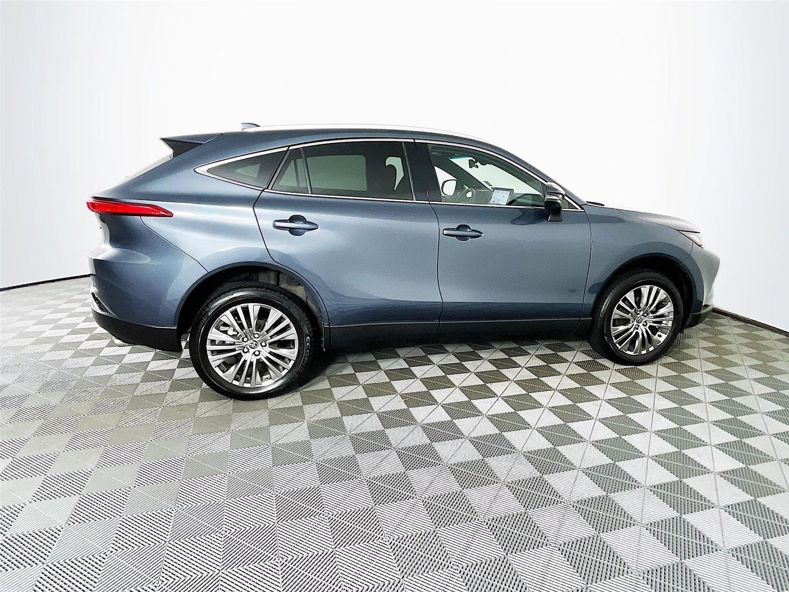 Used 2023 Toyota Venza Limited image 10