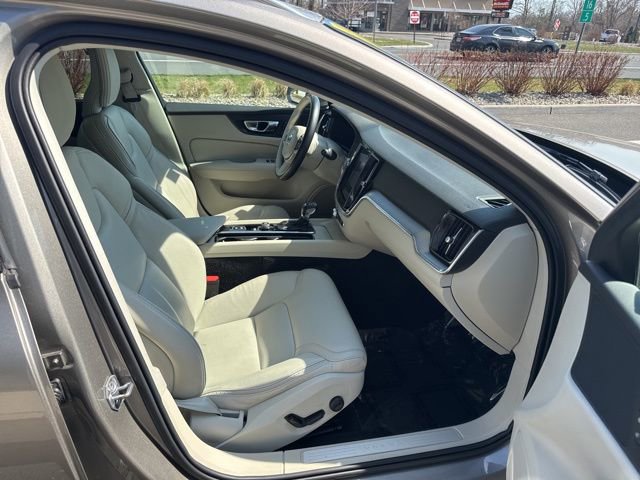 Used 2020 Volvo V60 T5 Cross Country image 15