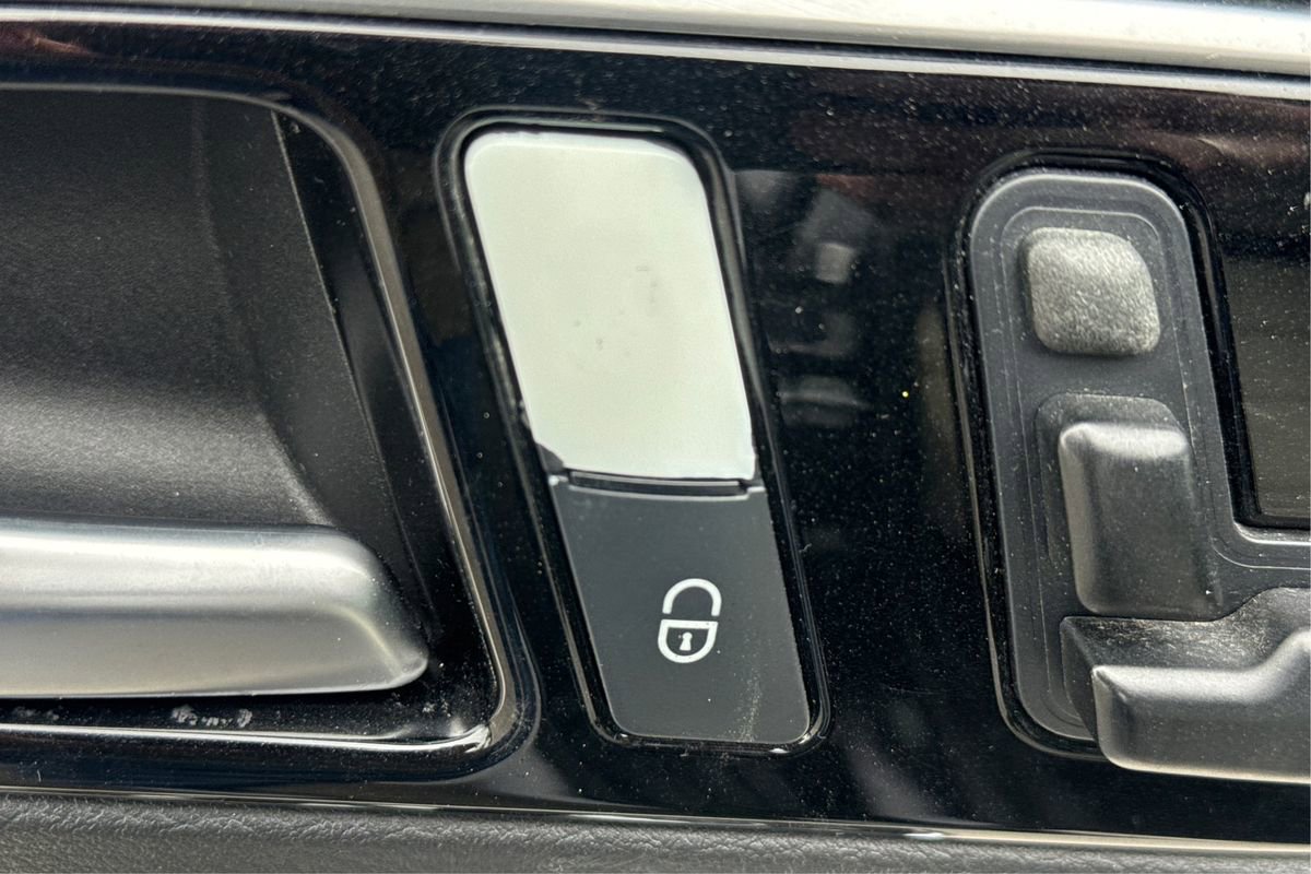 Used 2017 INFINITI QX30 Premium w/ Technology Package image 39