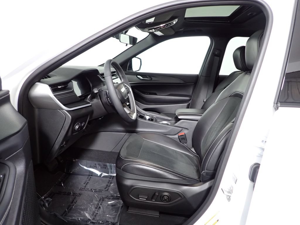 Used 2025 Jeep Grand Cherokee Altitude AWD/4WD image 22