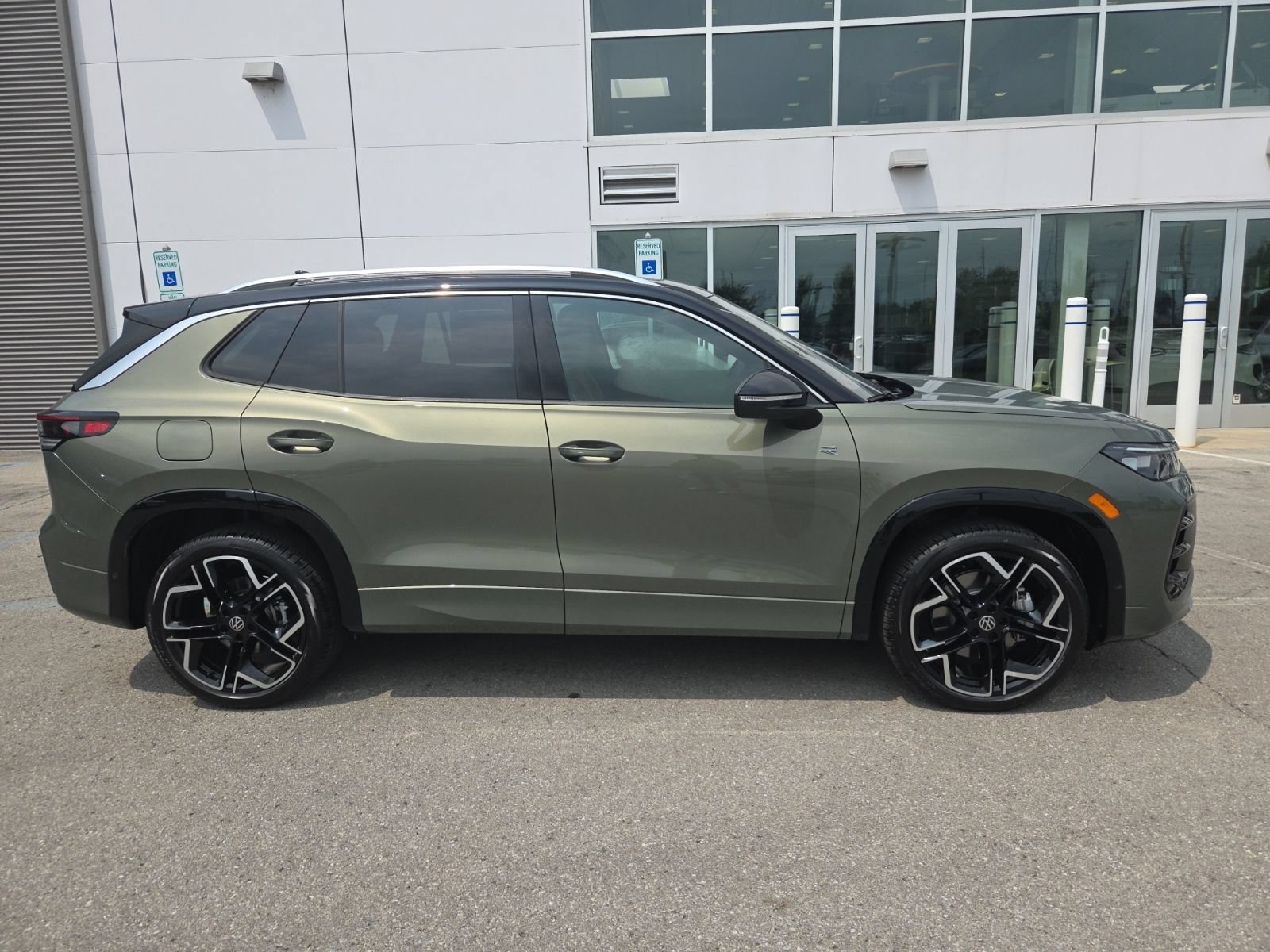 New 2026 Volkswagen Tiguan SEL R-Line AWD/4WD image 2