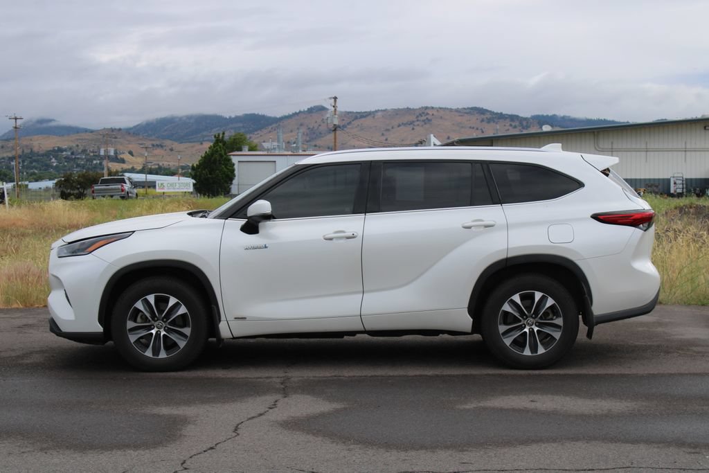 Used 2021 Toyota Highlander XLE AWD/4WD image 3