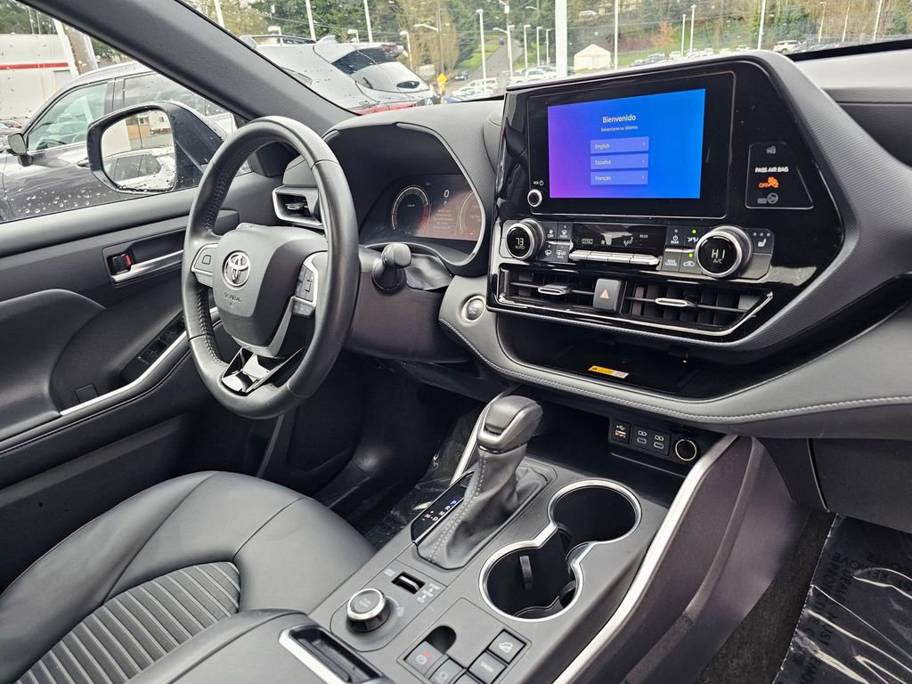 Certified 2025 Toyota Highlander XSE image 10