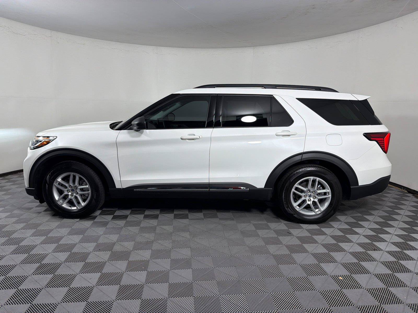Used 2025 Ford Explorer Active RWD image 4