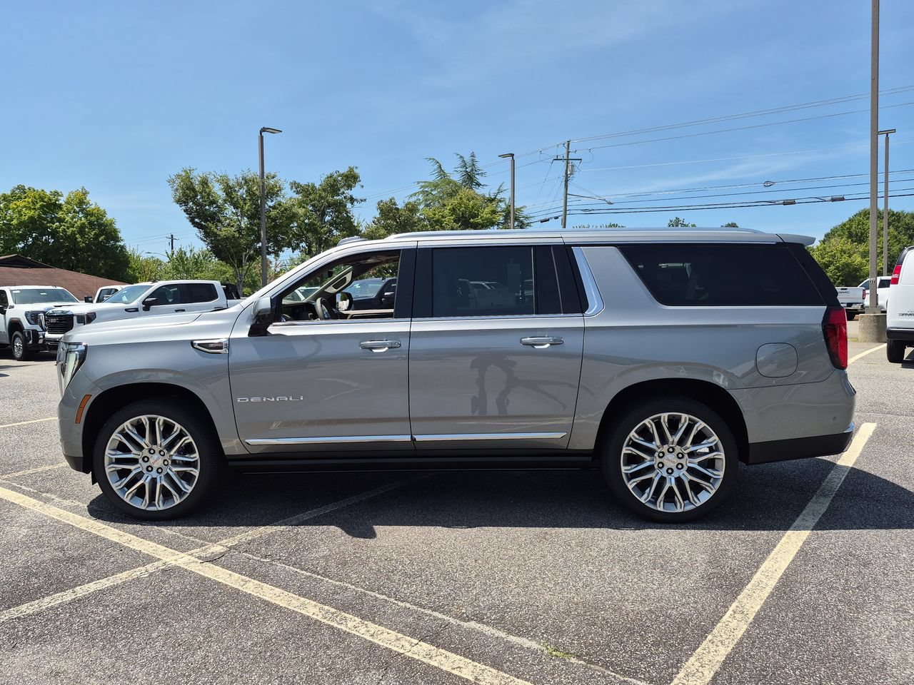 New 2026 GMC Yukon XL Denali w/ Denali Reserve Package AWD/4WD image 5