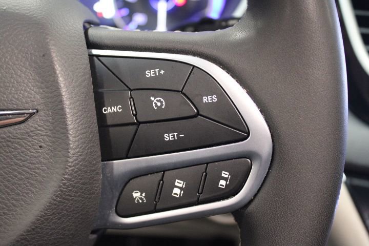 Used 2023 Chrysler Pacifica Touring-L image 32