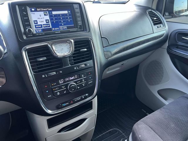 Used 2011 Chrysler Town & Country Touring w/ Driver Convenience Group image 30