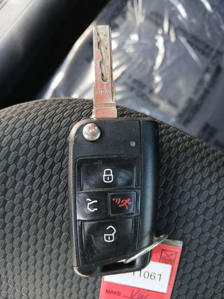 Used 2016 Volkswagen Golf S image 37