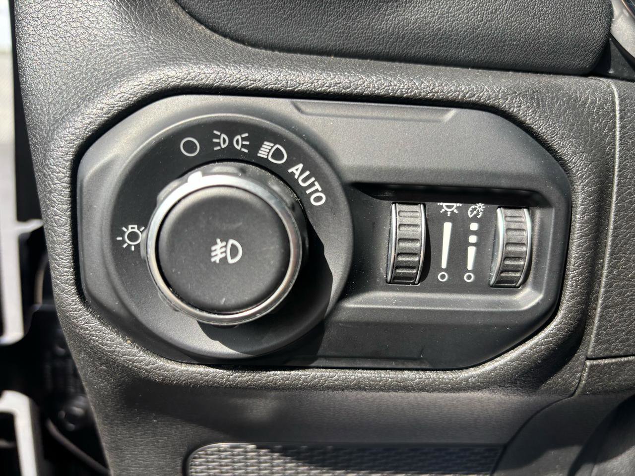 Used 2018 Jeep Wrangler Unlimited Sahara AWD/4WD image 15