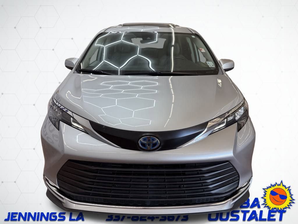 Used 2024 Toyota Sienna XLE image 9