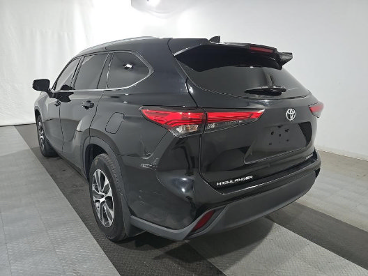 Used 2021 Toyota Highlander XLE AWD/4WD image 4