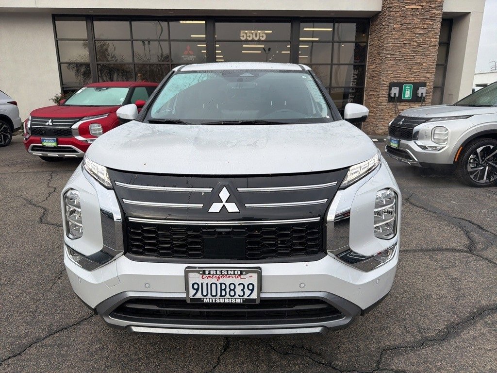 Used 2025 Mitsubishi Outlander SE image 3