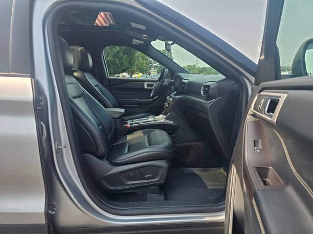 Used 2020 Ford Explorer XLT w/ Equipment Group 202A AWD/4WD image 19