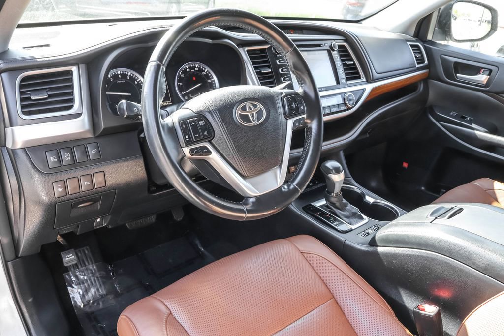 Used 2017 Toyota Highlander Limited AWD/4WD image 5
