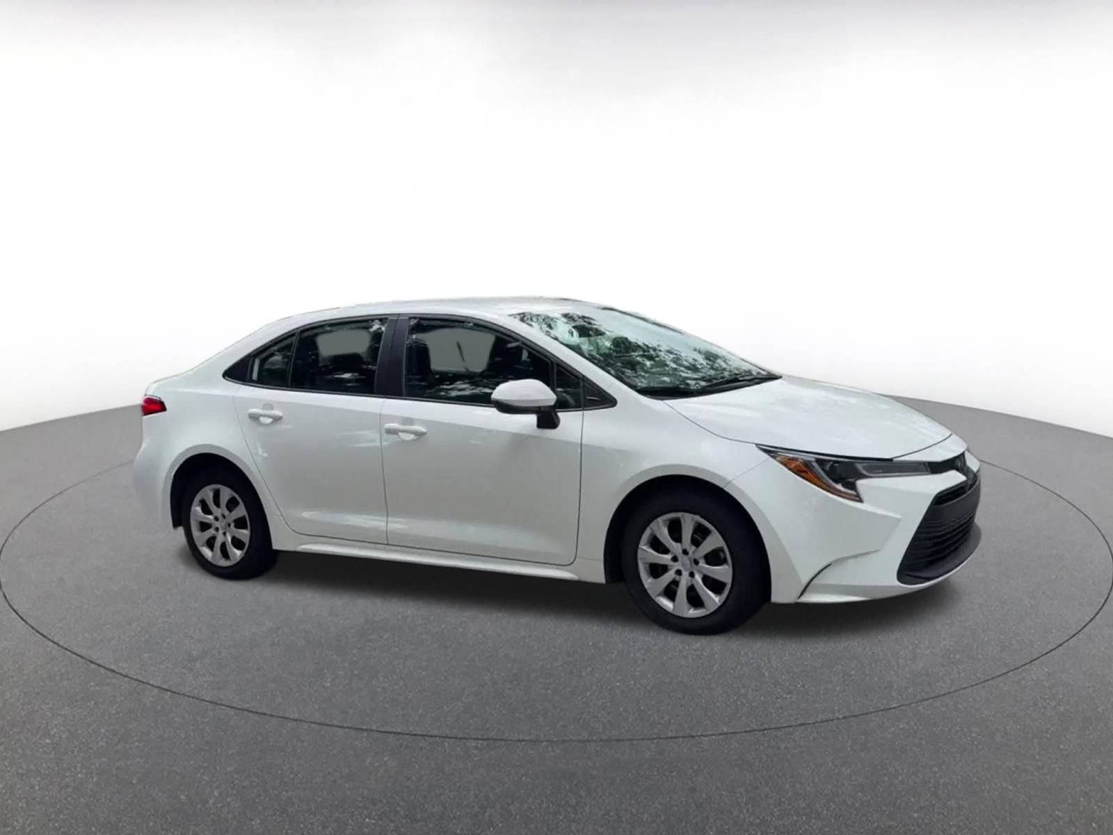 Used 2025 Toyota Corolla LE FWD image 2