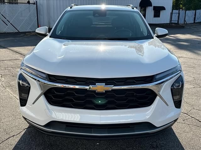 Used 2025 Chevrolet Trax LT w/ Driver Confidence Package FWD image 4