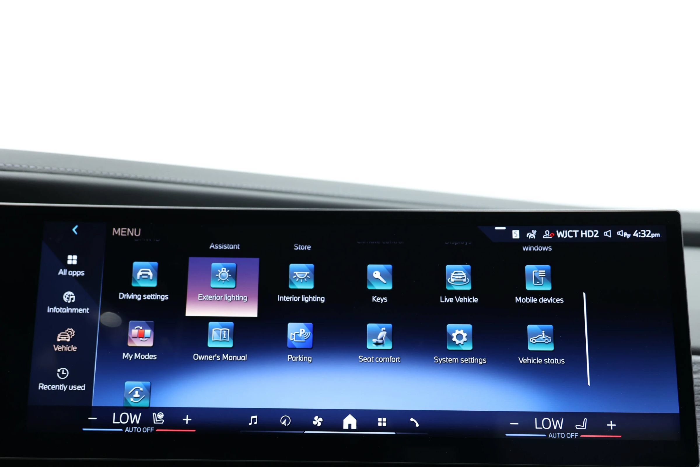 Used 2025 BMW 740i xDrive w/ Executive Package AWD/4WD image 39