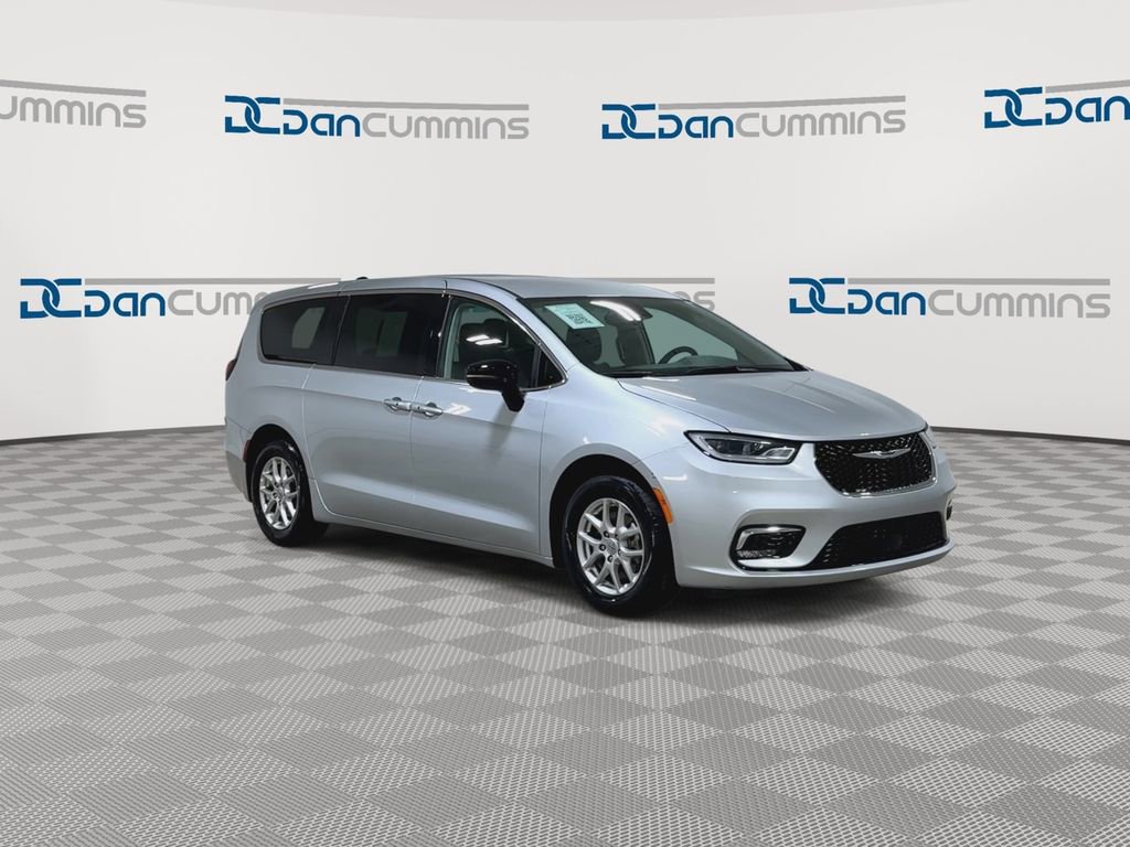 Used 2024 Chrysler Pacifica Touring-L image 3