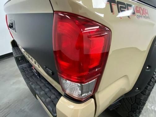 Used 2017 Toyota Tacoma TRD Off-Road w/ Tow Package AWD/4WD image 15