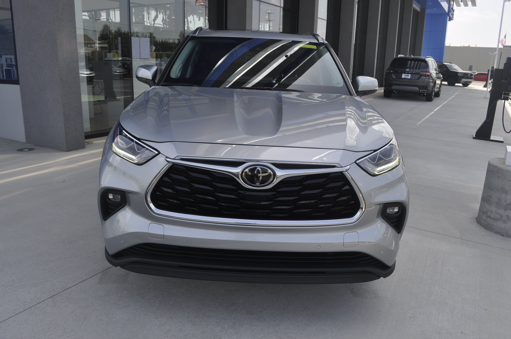 Used 2021 Toyota Highlander Limited AWD/4WD image 2