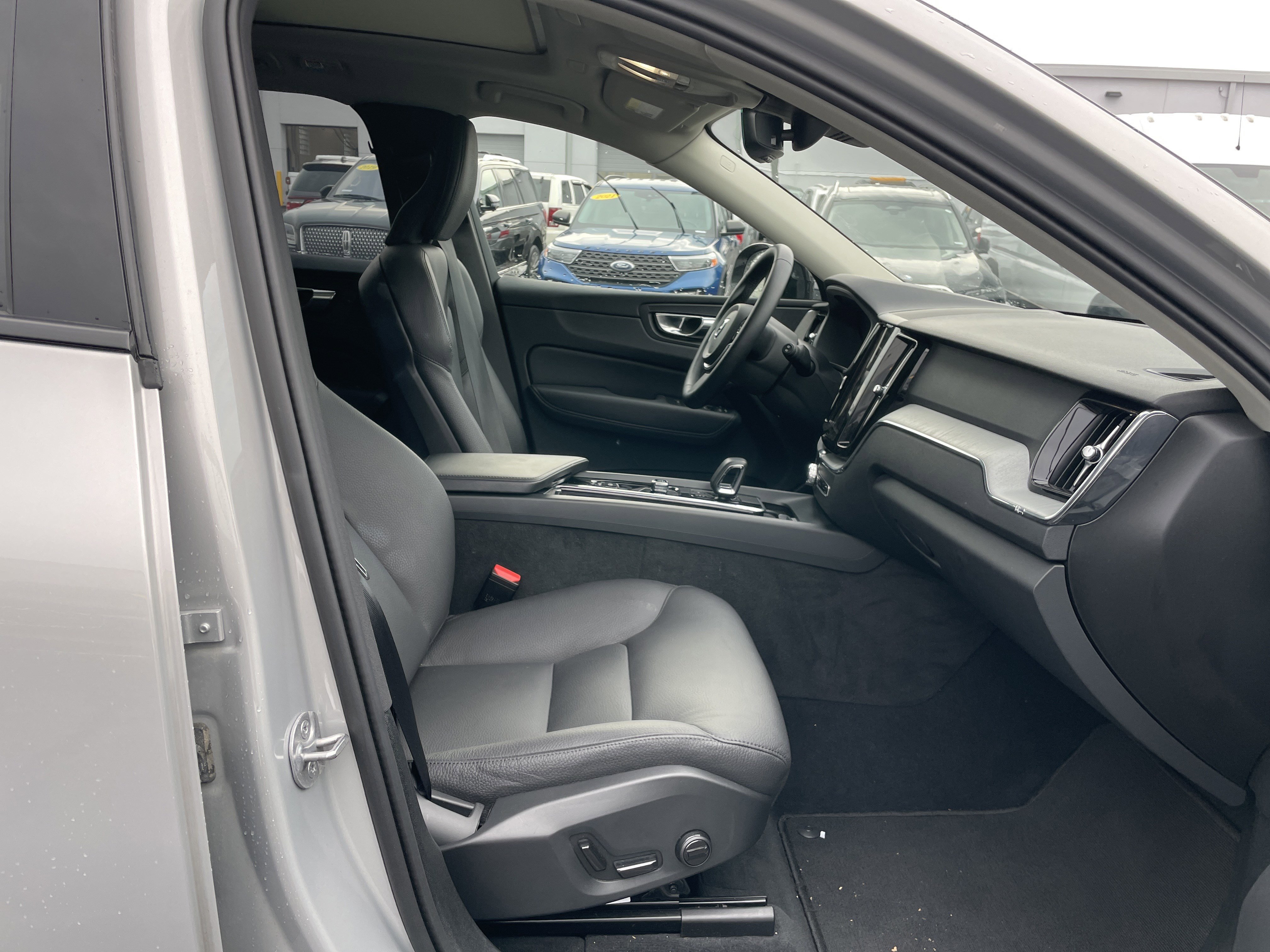 Used 2025 Volvo XC60 B5 Plus image 12