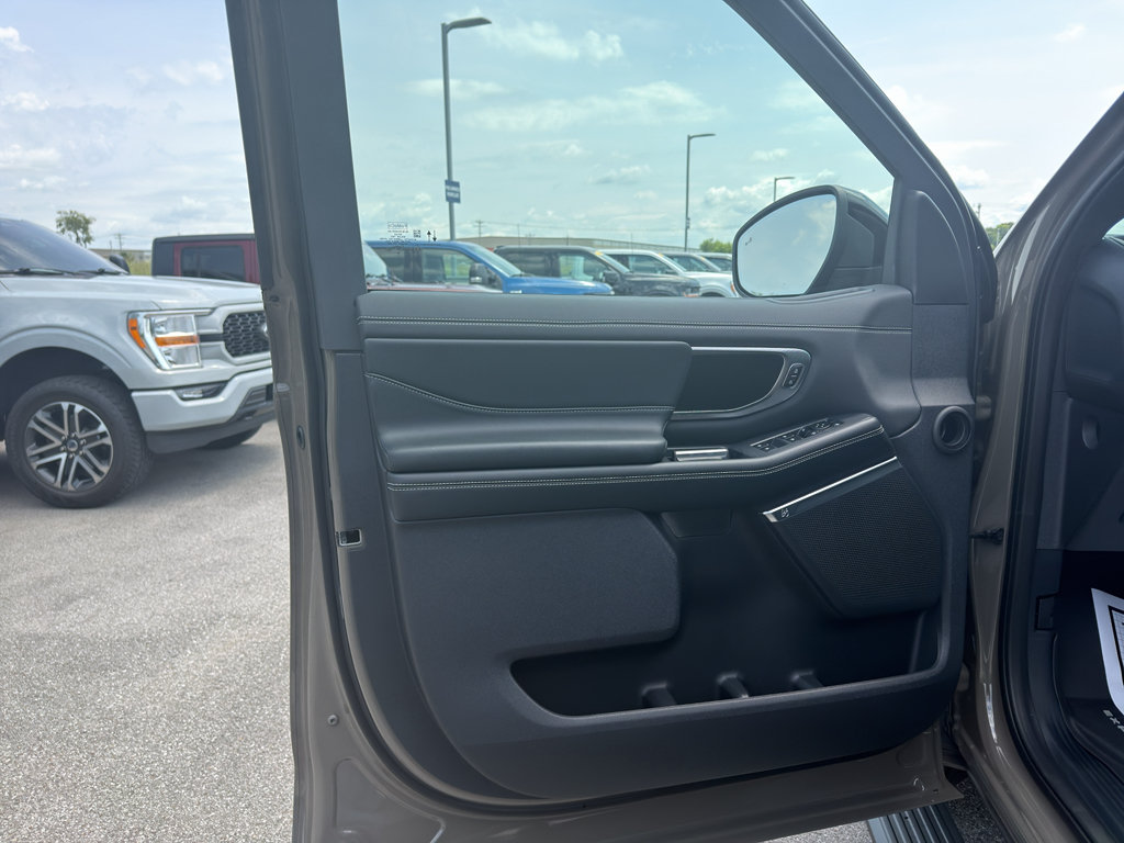 New 2027 Ford Expedition Platinum w/ Stealth Performance Package AWD/4WD image 9