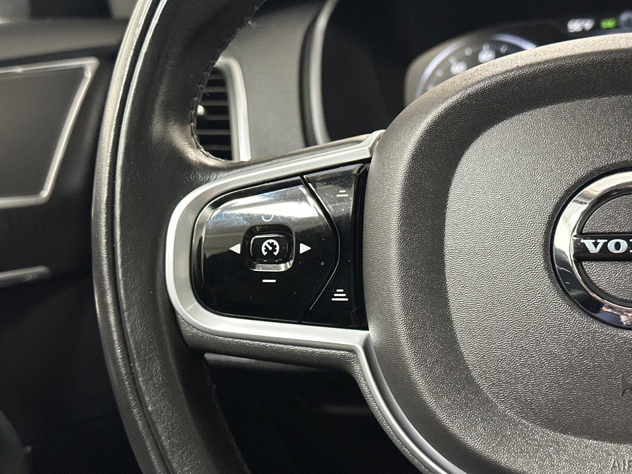 Used 2020 Volvo XC90 T6 Momentum w/ Protection Package Premier image 25