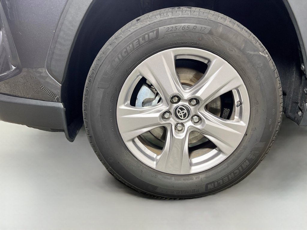 Used 2025 Toyota RAV4 XLE FWD image 11