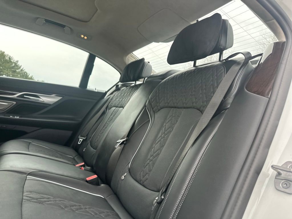 Used 2022 BMW 750i xDrive w/ Autobahn Package image 22