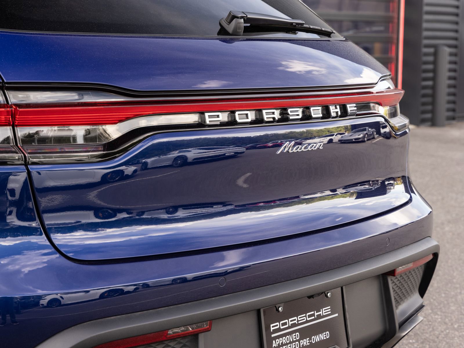 Certified 2025 Porsche Macan image 12