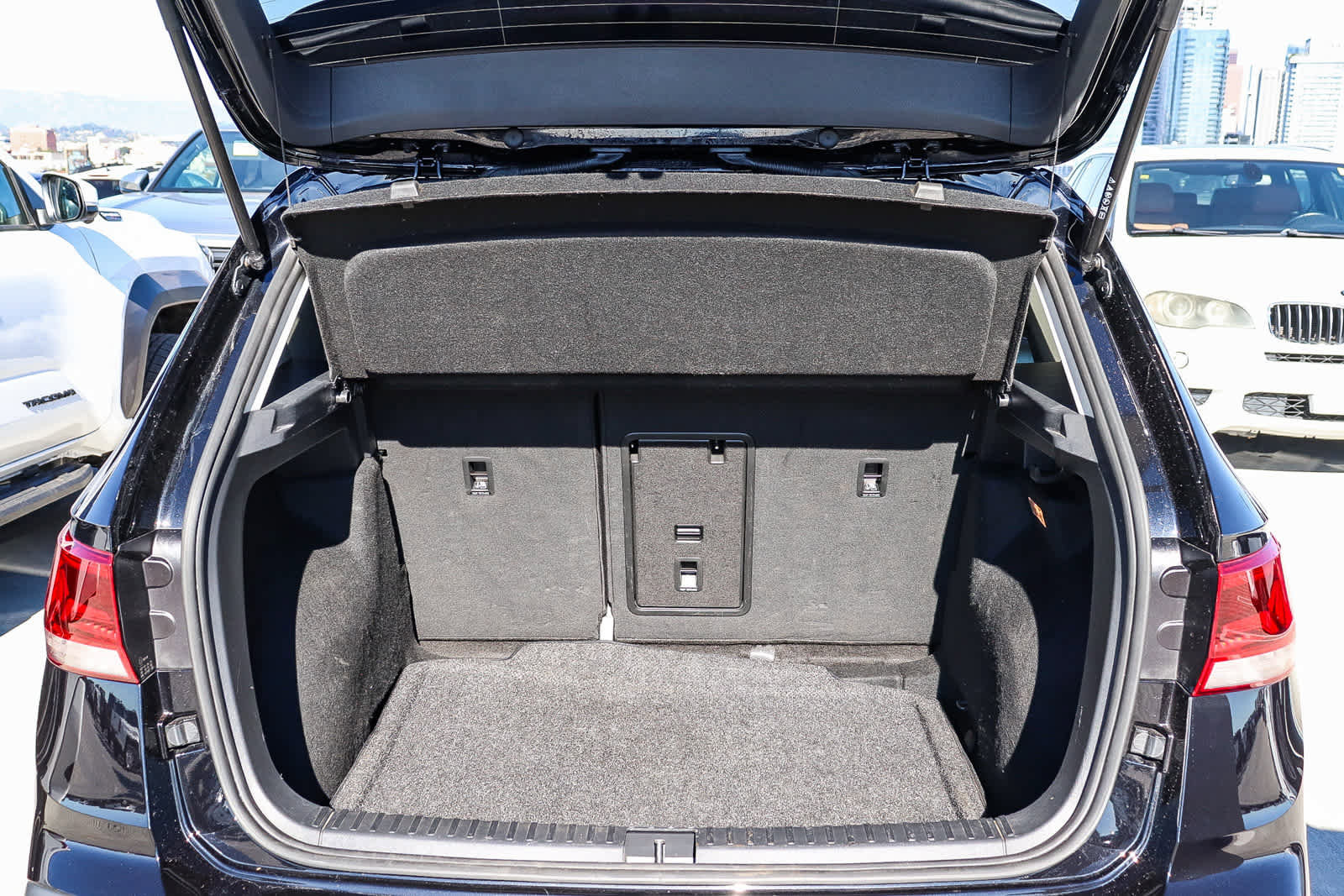 Used 2023 Volkswagen Taos SE w/ Panoramic Sunroof Package image 28