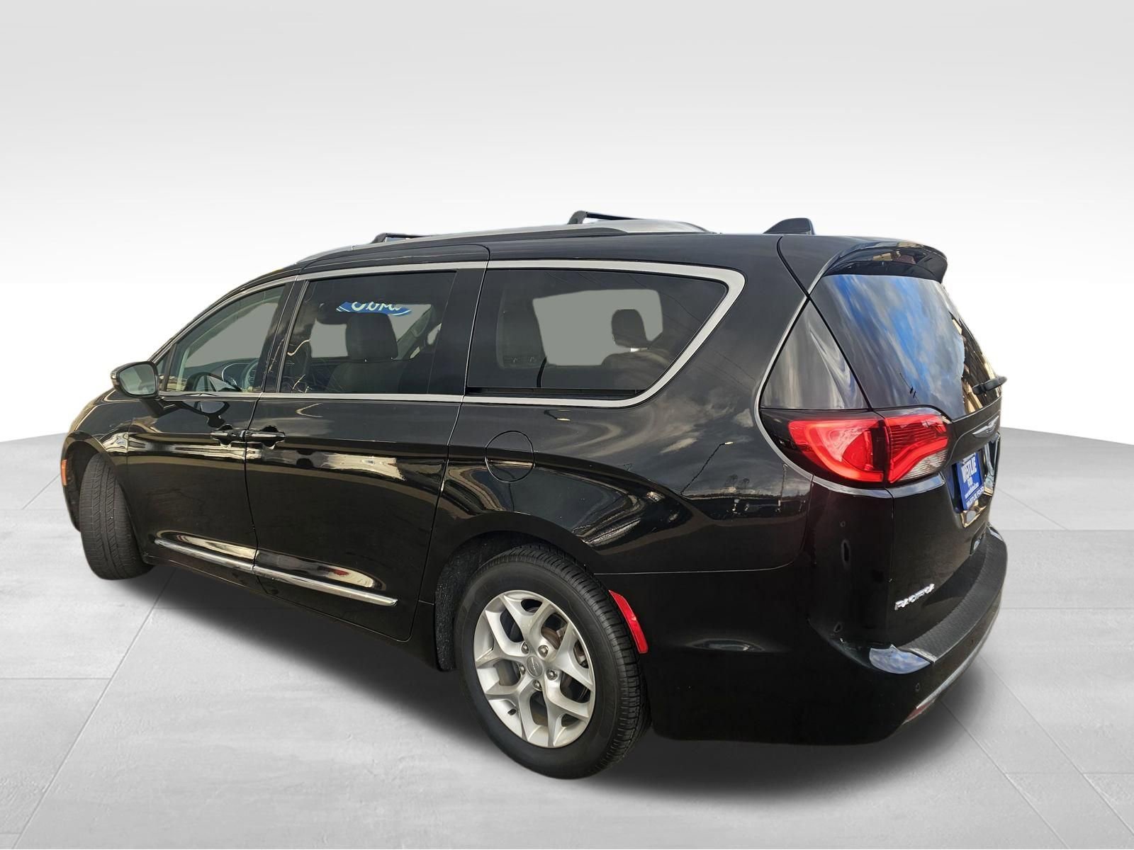 Used 2020 Chrysler Pacifica Limited image 3