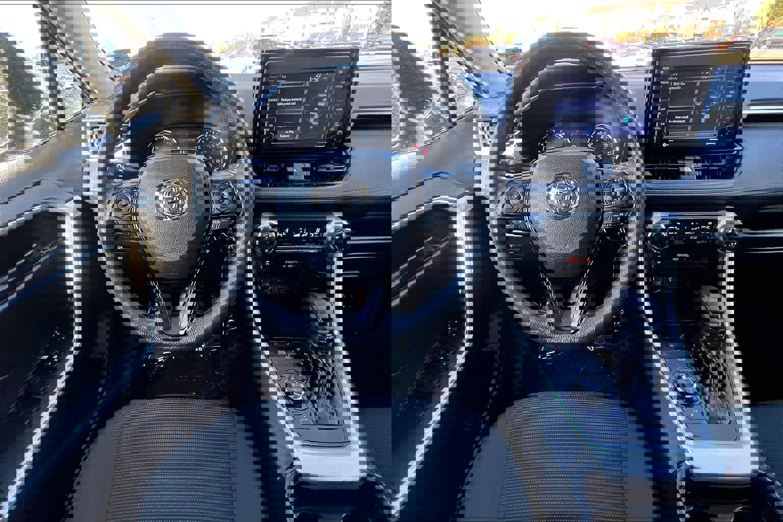 Used 2021 Toyota RAV4 LE image 5