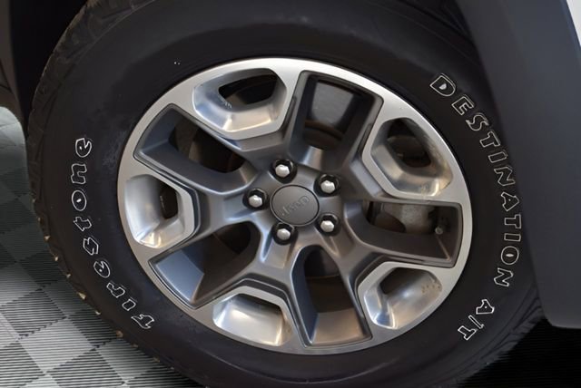 Used 2019 Jeep Cherokee Trailhawk AWD/4WD image 29