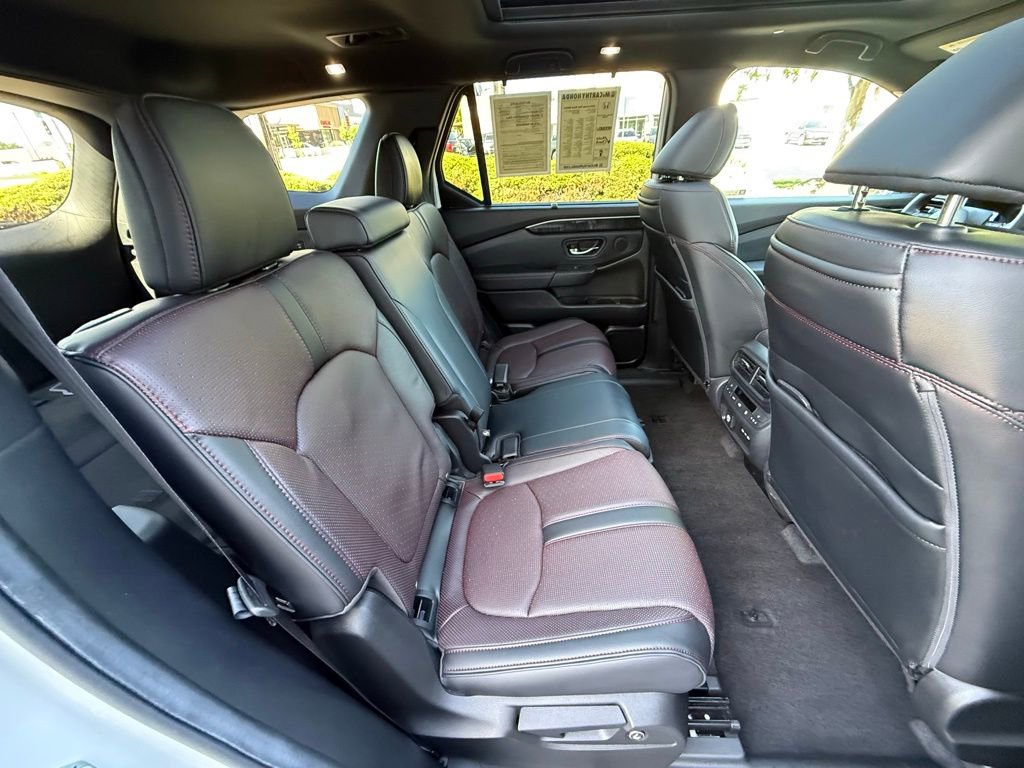 Used 2025 Honda Pilot Black Edition image 40